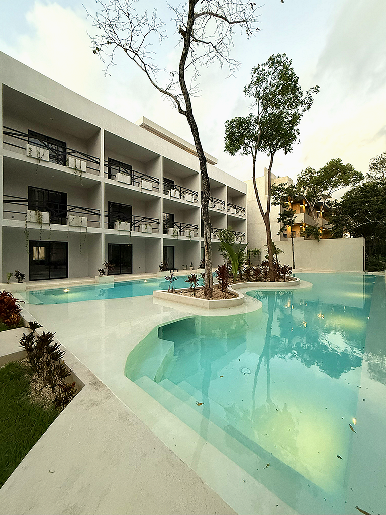 Retraite Luxe au Bord de la Piscine