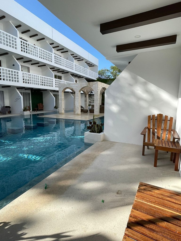 Direct swim-up escape in tulum