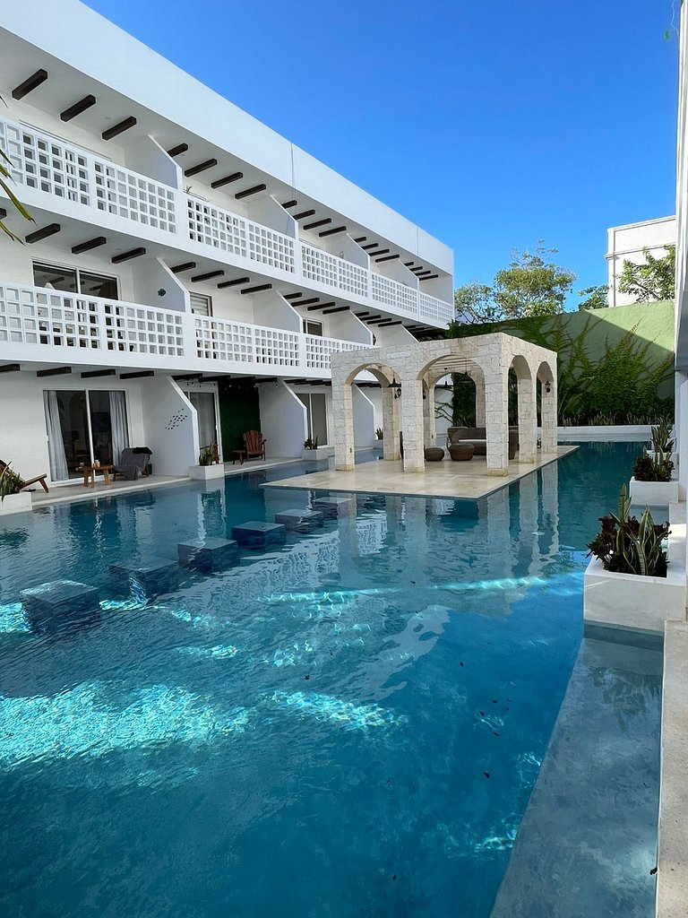Direct swim-up escape in tulum