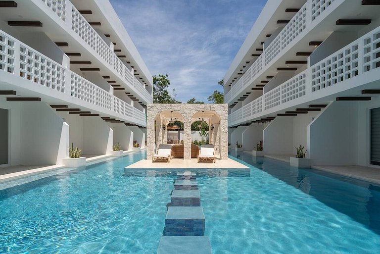 Direct swim-up escape in tulum