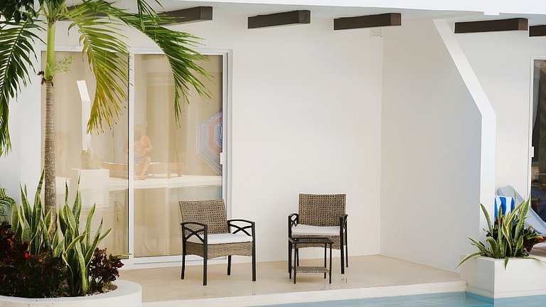Direct swim-up escape in tulum