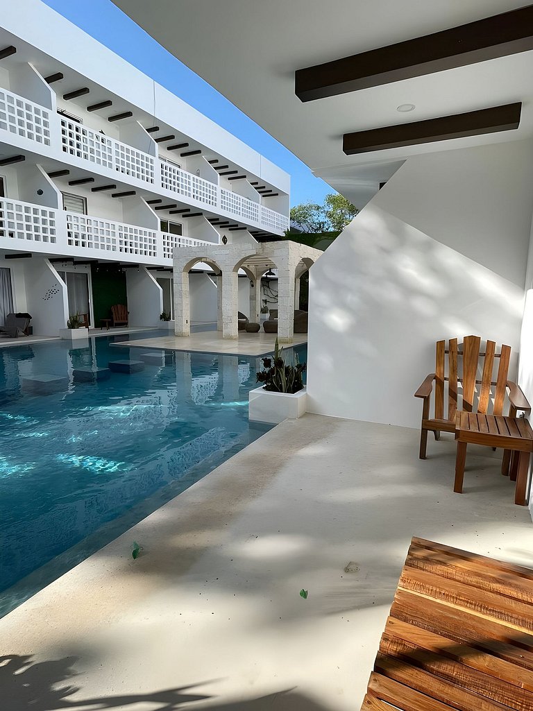 Direct swim-up escape in tulum
