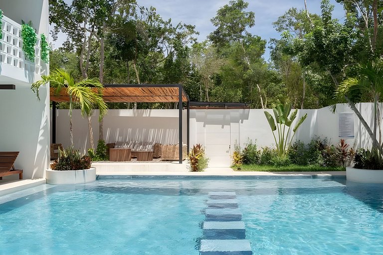 Direct swim-up escape in tulum