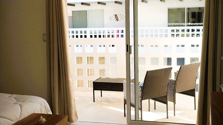 Direct swim-up escape in tulum