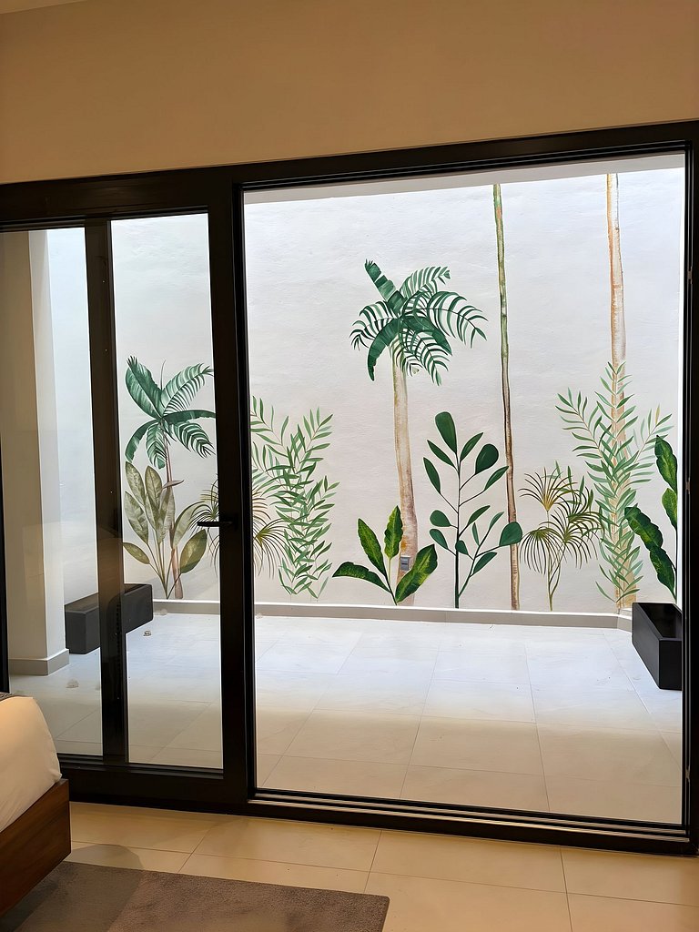 Modern Studio Private Patio 5 min Beach & 5th Ave