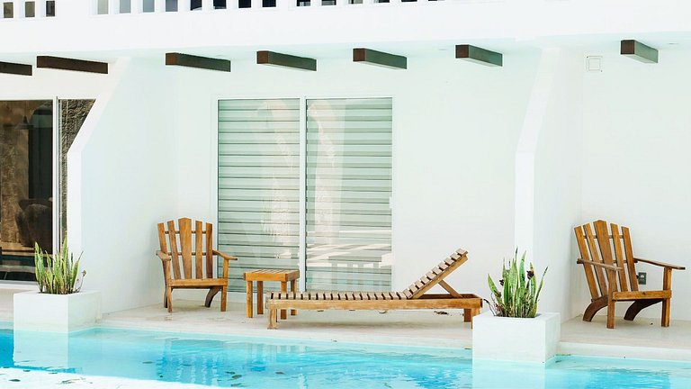 Direct swim-up escape in tulum