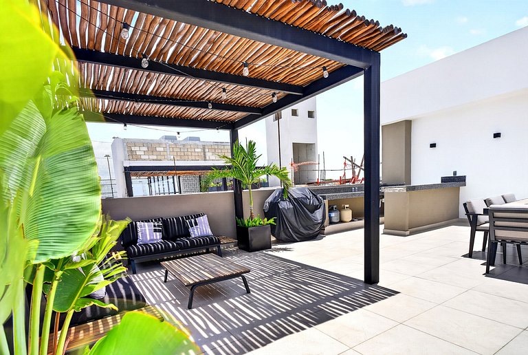 Modern Studio Private Patio 5 min Beach & 5th Ave