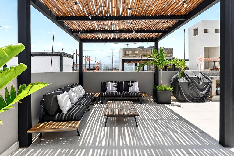 Modern Studio Private Patio 5 min Beach & 5th Ave