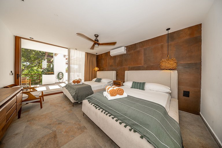 Villa with Lagoon-Style Pool & Jacuzzi
