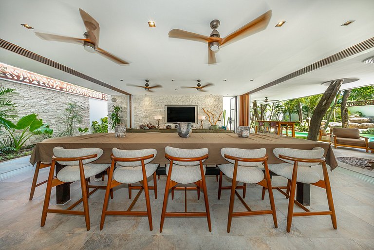 Villa with Lagoon-Style Pool & Jacuzzi