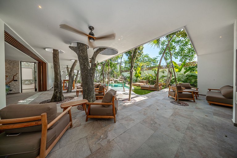 Villa with Lagoon-Style Pool & Jacuzzi