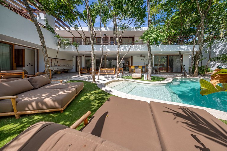 Villa with Lagoon-Style Pool & Jacuzzi