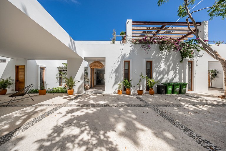 Villa with Lagoon-Style Pool & Jacuzzi