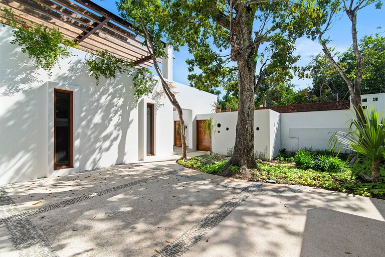Villa with Lagoon-Style Pool & Jacuzzi