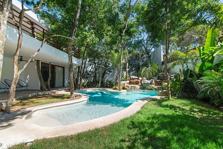 Villa with Lagoon-Style Pool & Jacuzzi