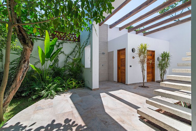 Villa with Lagoon-Style Pool & Jacuzzi