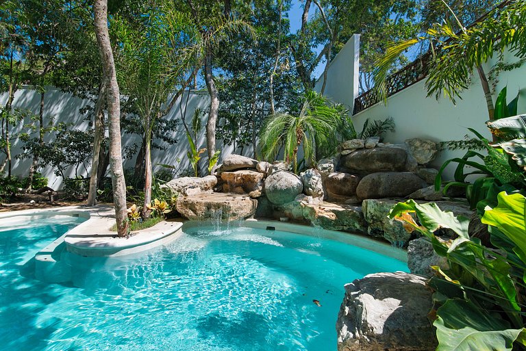 Villa with Lagoon-Style Pool & Jacuzzi